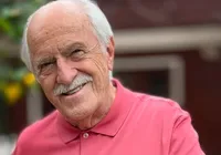 Aos 93 anos, Ary Fontoura surge de biquíni e choca web imagem