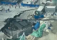 Avenida desaba e cratera gigante "engole" canteiro de obras imagem