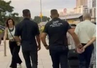 Avó é presa por ‘vender’ netas menores para piloto de avião abusador