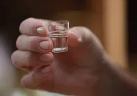 'Batizada': homem é preso após tentar envenenar vizinho com cachaça imagem