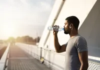 Beber pouca água no calor? Veja os riscos reais para o seu coração imagem
