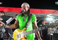 Bell Marques dá R$ 2 mil para ambulante que teve isopor quebrado