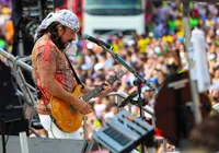 Bell Marques surpreende foliões com trio elétrico em Ondina; veja vídeo