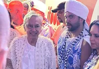 Caetano Veloso chega a camarote da família Gil para homenagem a Preta