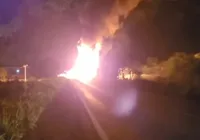 Caminhão que transportava combustível pega fogo na BR-324