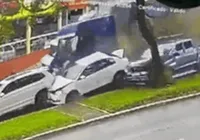 Carreta desgovernada atinge vários veículos; dez pessoas ficam feridas