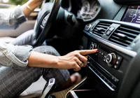 Carro antigo? Saiba truque para ter Bluetooth em qualquer rádio