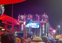 Chama o bombeiro! Anitta pede apoio após folião passar mal