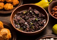 Cidade brasileira quebra recorde com maior feijoada do mundo imagem