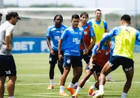 Com reforço gringo, Bahia relaciona 24 atletas para encarar o Galícia