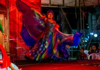 Conheça a personagem drag que ensina crianças sobre igualdade no teatro imagem