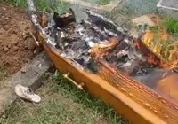 Criminosos invadem cemitério e ateiam fogo em caixão de rival na Bahia