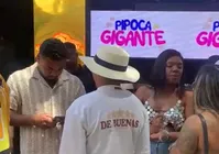 Davi e Raquel Brito curtem pipoca de Léo Santana no trio