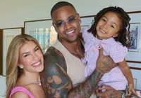 De novo? Léo Santana volta atrás e muda nome do bebê com Lore Improta imagem