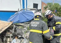 Duas pessoas morrem após carro bater em árvore e capotar na Bahia
