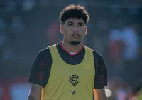 Emprestado para time da Série B, volante renova contrato com o Vitória imagem