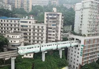 Este trem passa por dentro de um prédio de 19 andares e surpreende quem vê imagem