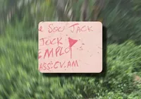 “Fica de exemplo”: mensagem atribuída ao CV é achada ao lado de corpo