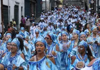 Filhas de Gandhy encerram participação no Carnaval com mil mulheres na avenida imagem