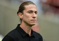 Filipe Luís detona gramado do Barradão após vencer o Vitória imagem