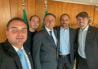 Flávio Bolsonaro diz que irmão pode ser candidato a deputado federal imagem