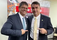 Flávio Bolsonaro evita falar de Tarcísio após racha imagem