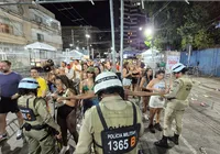 Garfos, algemas e mais: 1.400 itens são retidos no 2º dia do Carnaval