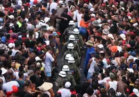 Homem agride policiais e é preso no circuito Barra-Ondina imagem