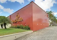 Homem é preso ao tentar fugir de motel levando TV e bebidas em Salvador