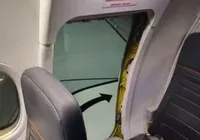 Homem é retirado de avião após quebrar saída de emergência