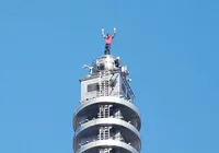 Homem escala prédio mais alto do país sem equipamento de segurança imagem