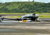 Homem invade aeroporto, tenta furtar helicóptero, mas derruba aeronave imagem