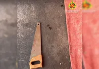 Homem tenta matar mãe com serrote e acaba preso