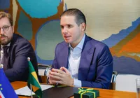 Hugo Motta aguarda aval de Lula para reajustar salários acima do teto imagem