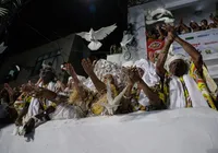 Ilê Aiyê une beleza e resistência com desfile sobre povos afro-indígenas imagem