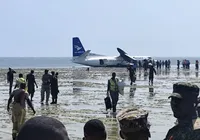 Imagens mostram evacuação de passageiros após queda de avião