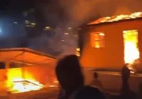 Incêndio atinge área atrás de prefeitura e assusta moradores