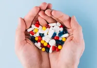 Influenciador expõe luta contra dependência de remédios imagem