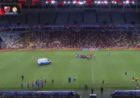 Jogador convulsiona em jogo do Flamengo e deixa o campo de ambulância imagem