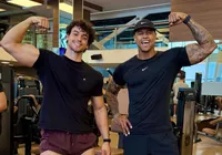 Léo Santana treina com filho de Xanddy e brinca: “Me chama de tio”