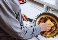 Limpar a frigideira com sal e batata funciona? Saiba a verdade imagem