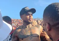 Livre no mercado, Marinho assiste ao Ba-Vi junto com a TUI no Barradão