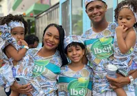 Mãe que desfilou na infância volta ao Ibéji com as filhas gêmeas imagem