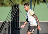 Meia do Vitória pede desculpas por expulsão: "Futebol é aprendizado" imagem