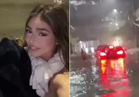 Melody fica presa em enchente e precisa abandonar carro; veja vídeo