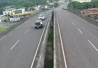 Motorista tenta fechar capô em viaduto e acaba arremessado