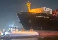Navio bate em balsas em porto e tripulantes se jogam no mar; veja vídeo imagem