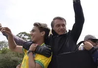 Nikolas Ferreira detona idolatria por Bolsonaro após caminhada imagem