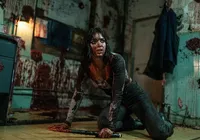 O filme de terror sangrento e divertido que está dominando a Netflix