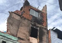 Parte de prédio desaba na Boca do Rio e moradores ficam sem energia